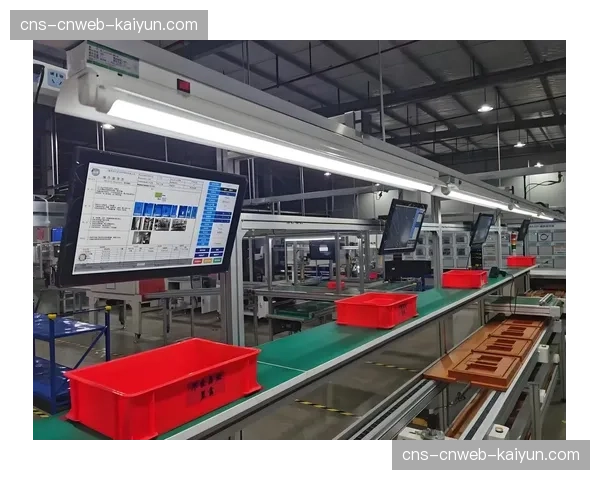 场边医疗团队利用平板电脑实时监控球员在高强度转换跑动后的心率数据。